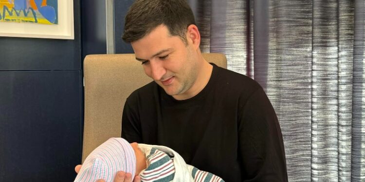 Zoti na bekoi me një vajzë! Arbër Hajdari baba për herë të parë