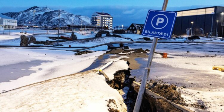 Vullkani krijoi kanale të mëdha, zhduket punëtori brenda të çarave