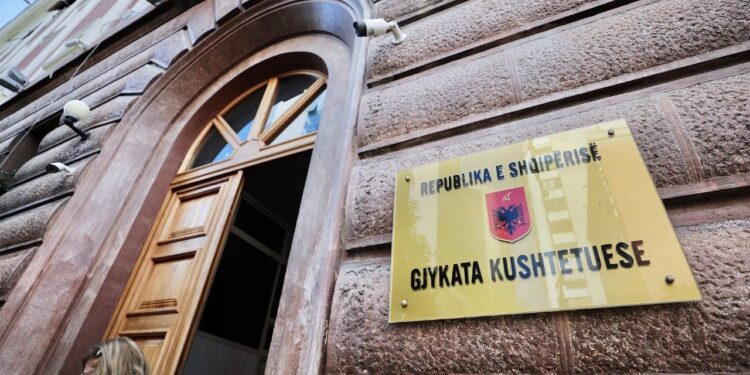 Grupi parlamentar i PD kërkesë për shqyrtimin e marrëveshjes me emigrantët, refuzon Kushtetuesja. Seanca do të zhvillohet me dyer të mbyllura