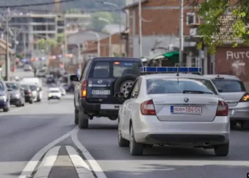 Policia i kërkoi të ndalojë, i riu përplas me makinë efektivët dhe largohet