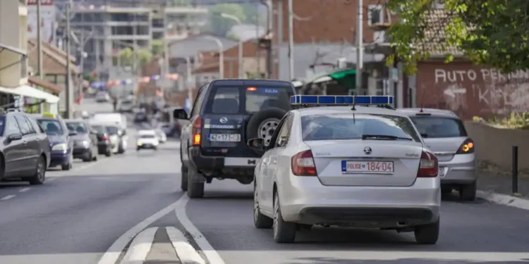 Policia i kërkoi të ndalojë, i riu përplas me makinë efektivët dhe largohet