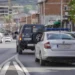 Policia i kërkoi të ndalojë, i riu përplas me makinë efektivët dhe largohet
