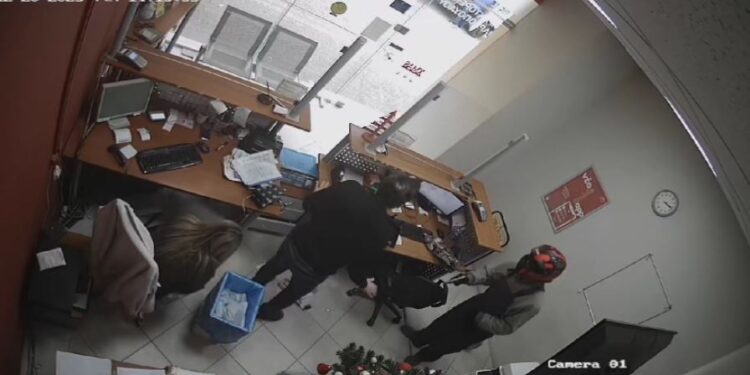 Grabitën zyrën e postës nën kërcënimin e armës, përfundojnë në pranga dy shqiptarët në Greqi