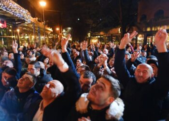 FOTOLAJM/ Pamje pa koment nga takimi i demokratëve mbrëmë me liderin e opozitës, Sali Berisha