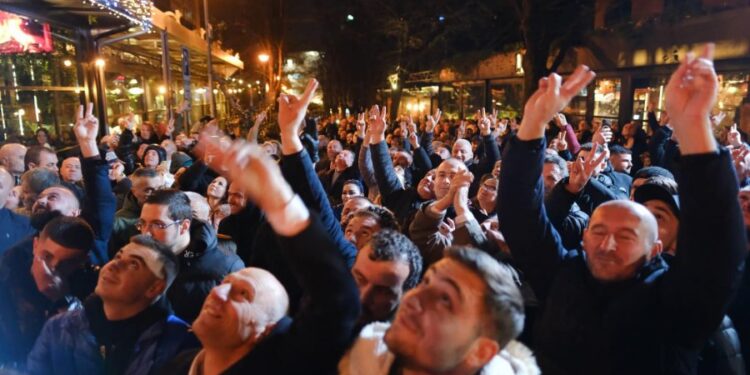 FOTOLAJM/ Pamje pa koment nga takimi i demokratëve mbrëmë me liderin e opozitës, Sali Berisha