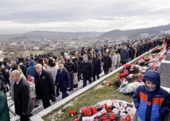 “Krim kundër njerëzimit”, krerët e opozitës së Kosovës kujtojnë masakrën e Reçakut: Gra, fëmijë e të moshuar…