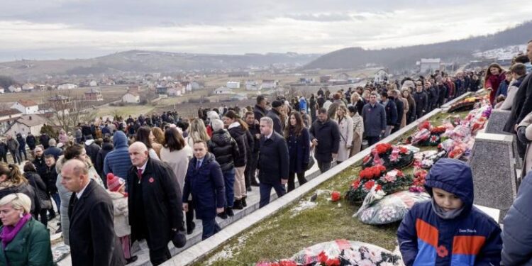 “Krim kundër njerëzimit”, krerët e opozitës së Kosovës kujtojnë masakrën e Reçakut: Gra, fëmijë e të moshuar…
