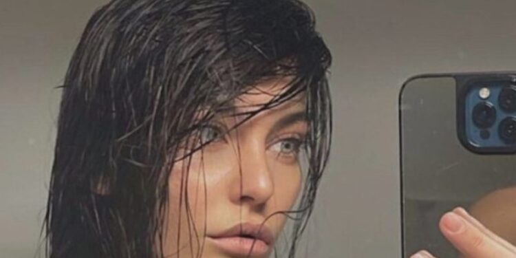 FOTO/ Pas ndarjes nga Andi, Gresa Hoti konfirmon lidhjen e re