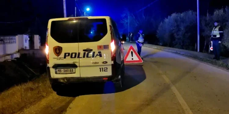 Makina del nga rruga dhe përfundon në kanal, plagoset 1 person