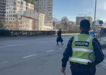 Kalimi i parregullt në rrugë, policia nis gjobat ndaj këmbësorëve