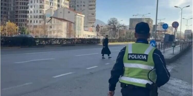 Kalimi i parregullt në rrugë, policia nis gjobat ndaj këmbësorëve