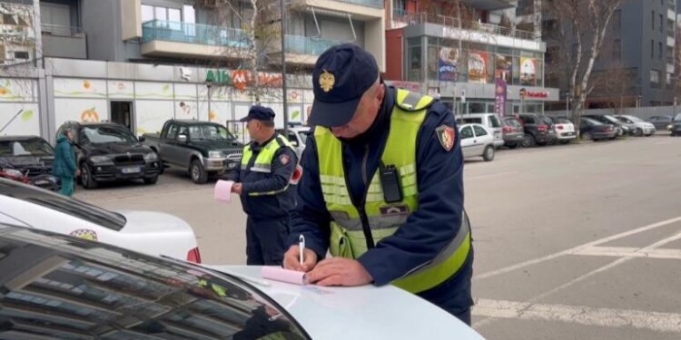 Këmbësorët “e pabindur” gjobiten nga Policia Rrugore, ja sa shkelje janë shënuar në 48 orë në Korçë