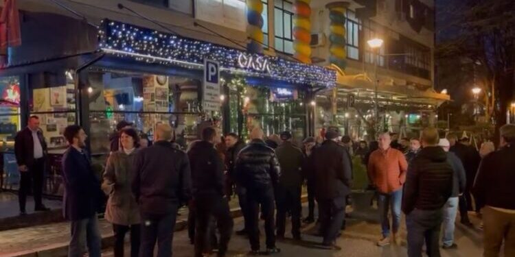 Mbështetës të Berishës mblidhen sërish poshtë banesës së tij