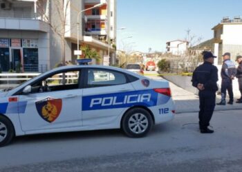 Policia “skanon” celularët e tre të rinjve, iu vihen prangat pas faqeve që gjetën të hapura