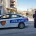 Policia “skanon” celularët e tre të rinjve, iu vihen prangat pas faqeve që gjetën të hapura