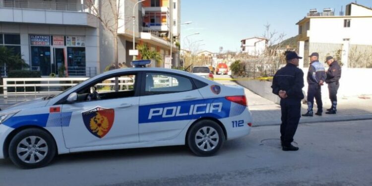 Grabitën një banesë në Kuçovë, pranga 37-vjeçarit, shpallet në kërkim bashkëpunëtori i tij