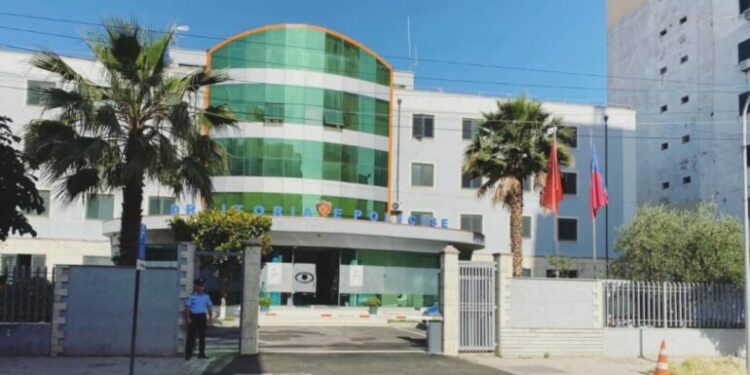 Përndoqi në rrjetet sociale 32-vjeçaren në Durrës, arrestohet i riu