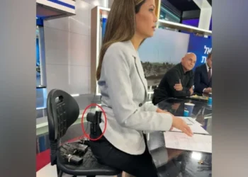 E pazakontë/ Spikerja e televizionit izraelit shkon në emision me armë në brez