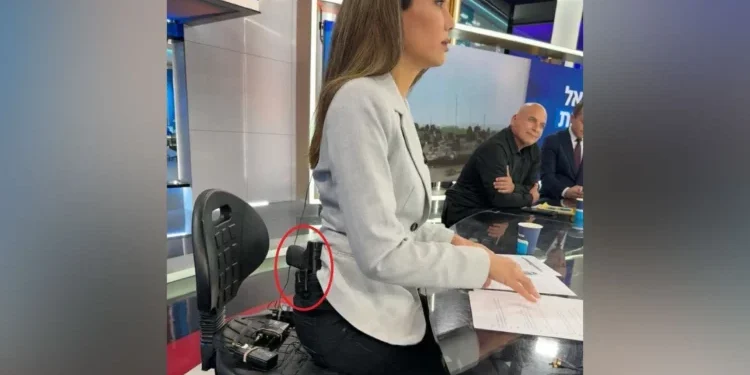 E pazakontë/ Spikerja e televizionit izraelit shkon në emision me armë në brez
