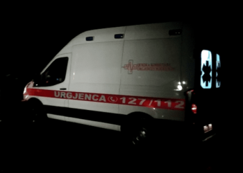 Po peshkonte me vëllanë dhe një person tjetër, e merr rryma. Polumbarët në kërkim të trupit