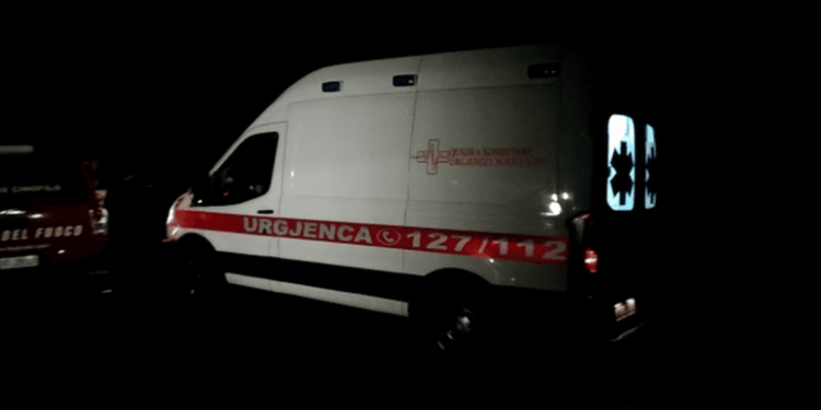 Po peshkonte me vëllanë dhe një person tjetër, e merr rryma. Polumbarët në kërkim të trupit