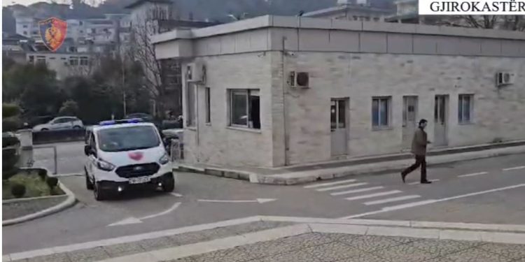 Transportuan 16 emigrantë të paligjshëm, arrestohet një nga vëllezërit, në kërkim tjetri