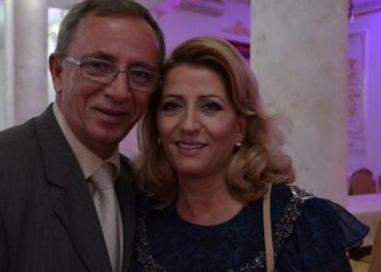 FOTO/ Ishte duke ecur në rrugë, përplaset nga makina burri i këngëtares së njohur shqiptare