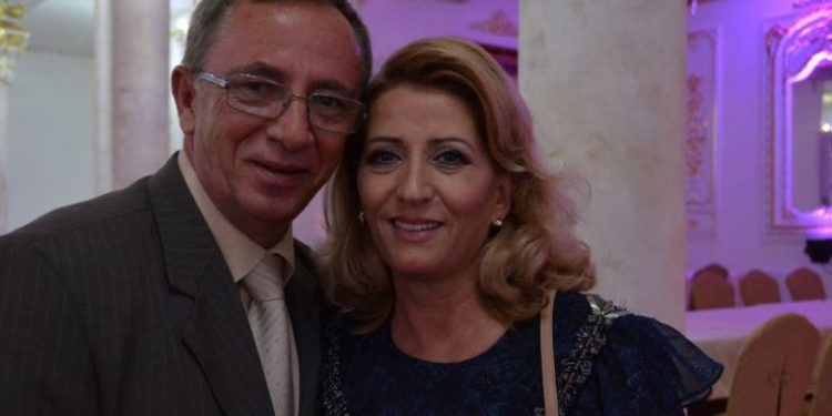 FOTO/ Ishte duke ecur në rrugë, përplaset nga makina burri i këngëtares së njohur shqiptare