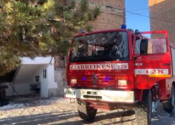 Ishin të parkuara në rrugë, digjen dy furgonë në Elbasan