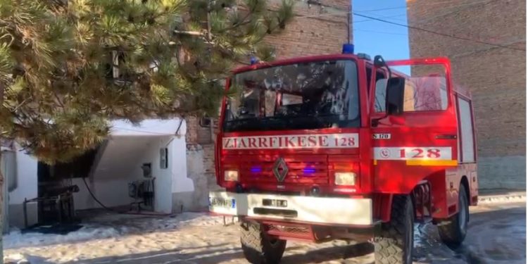 Ishin të parkuara në rrugë, digjen dy furgonë në Elbasan