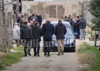 E vrau djali, fëmijët e tjerë ndihmuan ta groposnin në kasolle, përcillet sot për në banesën e fundit 50-vjeçari në Durrës
