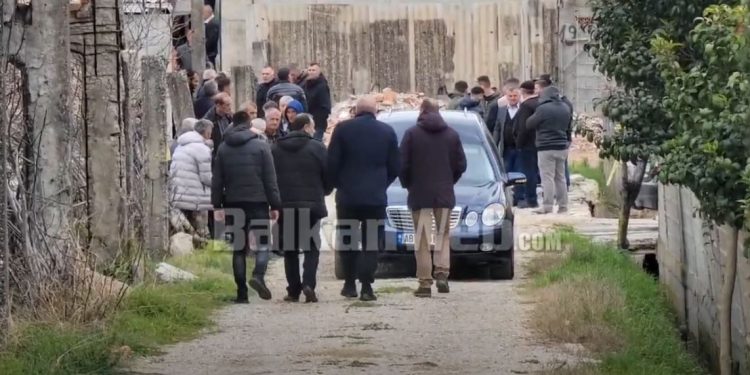 E vrau djali, fëmijët e tjerë ndihmuan ta groposnin në kasolle, përcillet sot për në banesën e fundit 50-vjeçari në Durrës