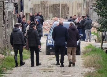 Fëmijët në burg, xhaxhai hap dyert e mortit për të pritur ngushëllime për Pëllumb Metën, mister fati i gruas së tij