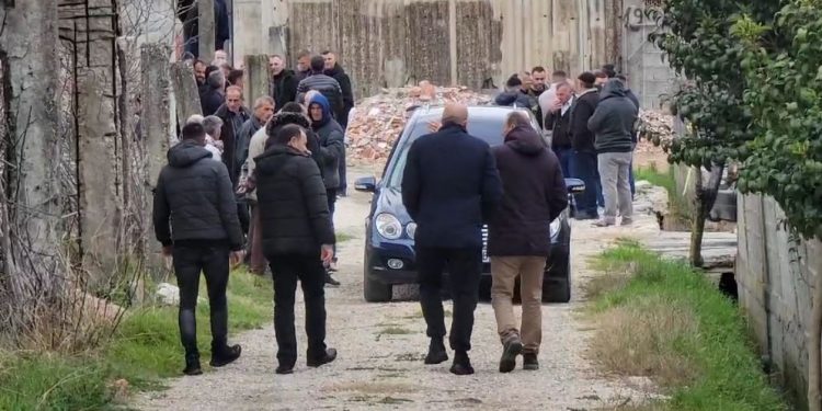 Fëmijët në burg, xhaxhai hap dyert e mortit për të pritur ngushëllime për Pëllumb Metën, mister fati i gruas së tij