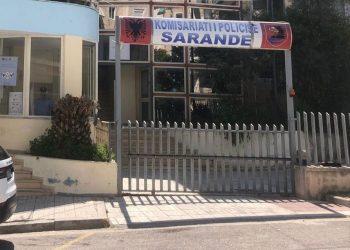 Dhunoi motrën dhe një person tjetër, arrestohet 19-vjeçari në Sarandë. Çfarë thotë policia