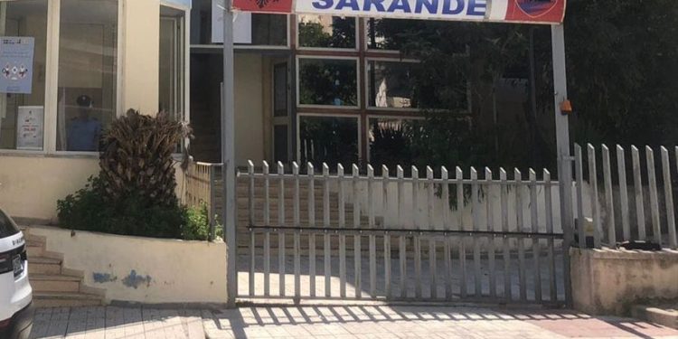 Dhunoi motrën dhe një person tjetër, arrestohet 19-vjeçari në Sarandë. Çfarë thotë policia