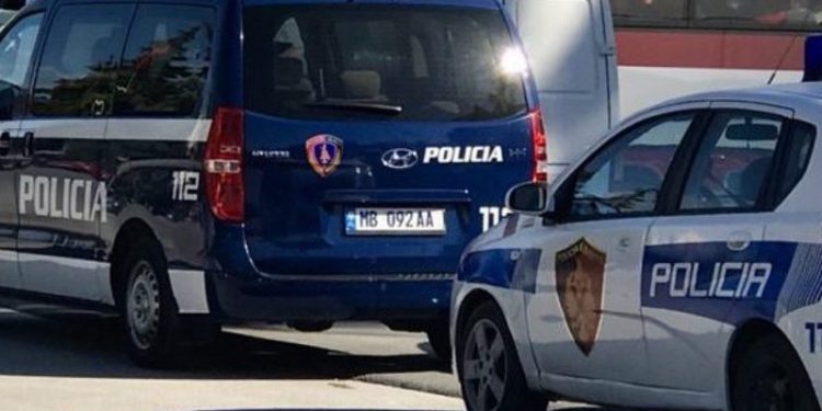 Tentoi të vjedhë para në një dyqan në Kuçovë, vihet në pranga 55-vjeçari