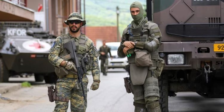 KFOR tërheq njësitë nga ndërtesa e komunës së Zveçanit: Gjendja është stabilizuar