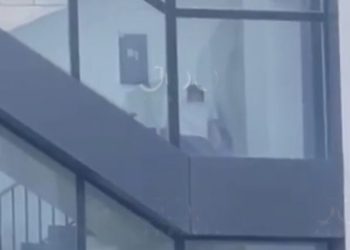 S’përmbahen të rinjtë, s*ks në shkallët e pallatit në Tiranë – VIDEO