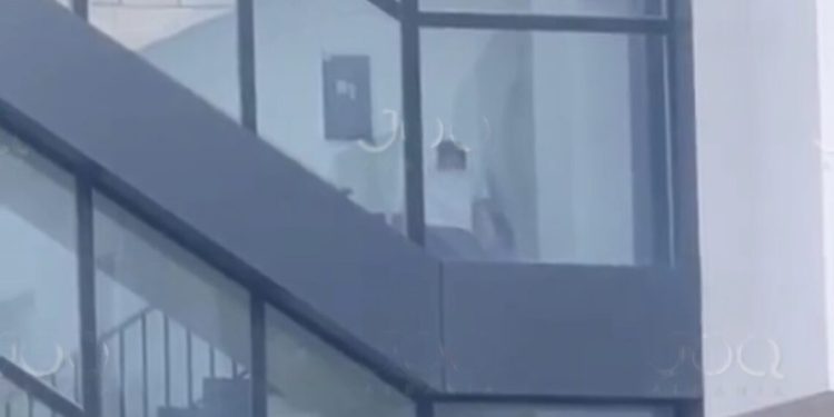 S’përmbahen të rinjtë, s*ks në shkallët e pallatit në Tiranë – VIDEO