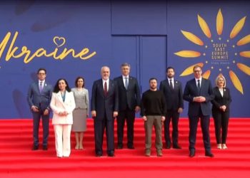 FOTOLAJM/ Shkrepet fotoja familjare e samitit për Ukrainën, Rama dhe Zelensky në qendër, Osmani dhe Vuçiç në krahë të tyre