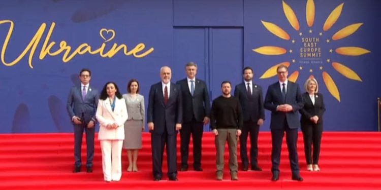 FOTOLAJM/ Shkrepet fotoja familjare e samitit për Ukrainën, Rama dhe Zelensky në qendër, Osmani dhe Vuçiç në krahë të tyre