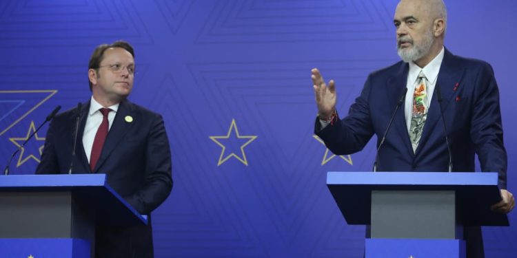 Ka kapacitetet Shqipëria për të prodhuar armë? Rama komenton kërkesën e Zelensky-t: Të gjithë vendet pjesëmarrëse thamë ‘po’. Duhet të forcojmë mbrojtjen!
