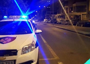 Grabitet marketi, hajdutët nën kërcënimin marrin paketa cigaresh
