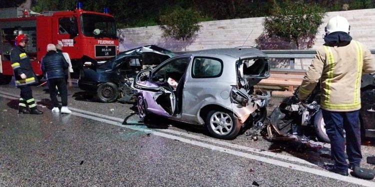 Aksidenti me 4 të vdekur, dalin pamjet nga vendngjarja, Makinat të shtypura komplet