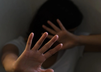 17 adoleshentë përdhunojnë një 12-vjeçare, shantazh përmes fotove