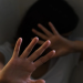 17 adoleshentë përdhunojnë një 12-vjeçare, shantazh përmes fotove