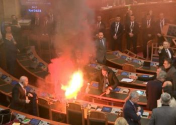 Rama i ul qepenin “revolucionit” të Rithemelimit me lëpirje kockash