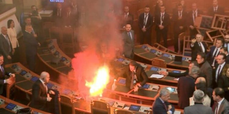 Rama i ul qepenin “revolucionit” të Rithemelimit me lëpirje kockash