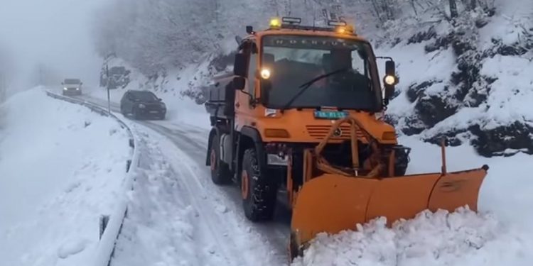 Stuhia në Shqipëri/ Përmbytet Durrësi, veriu mbulohet nga bora